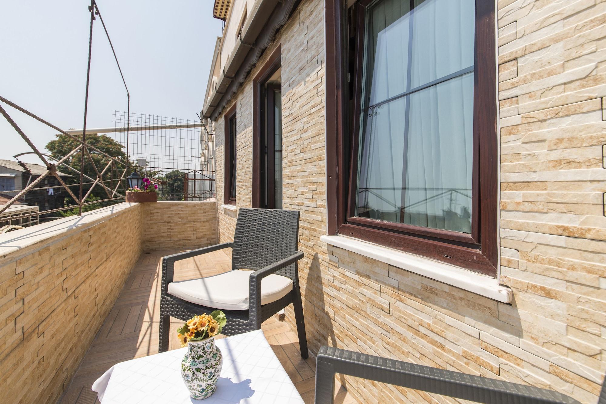 Naz Wooden House Inn Истанбул Екстериор снимка