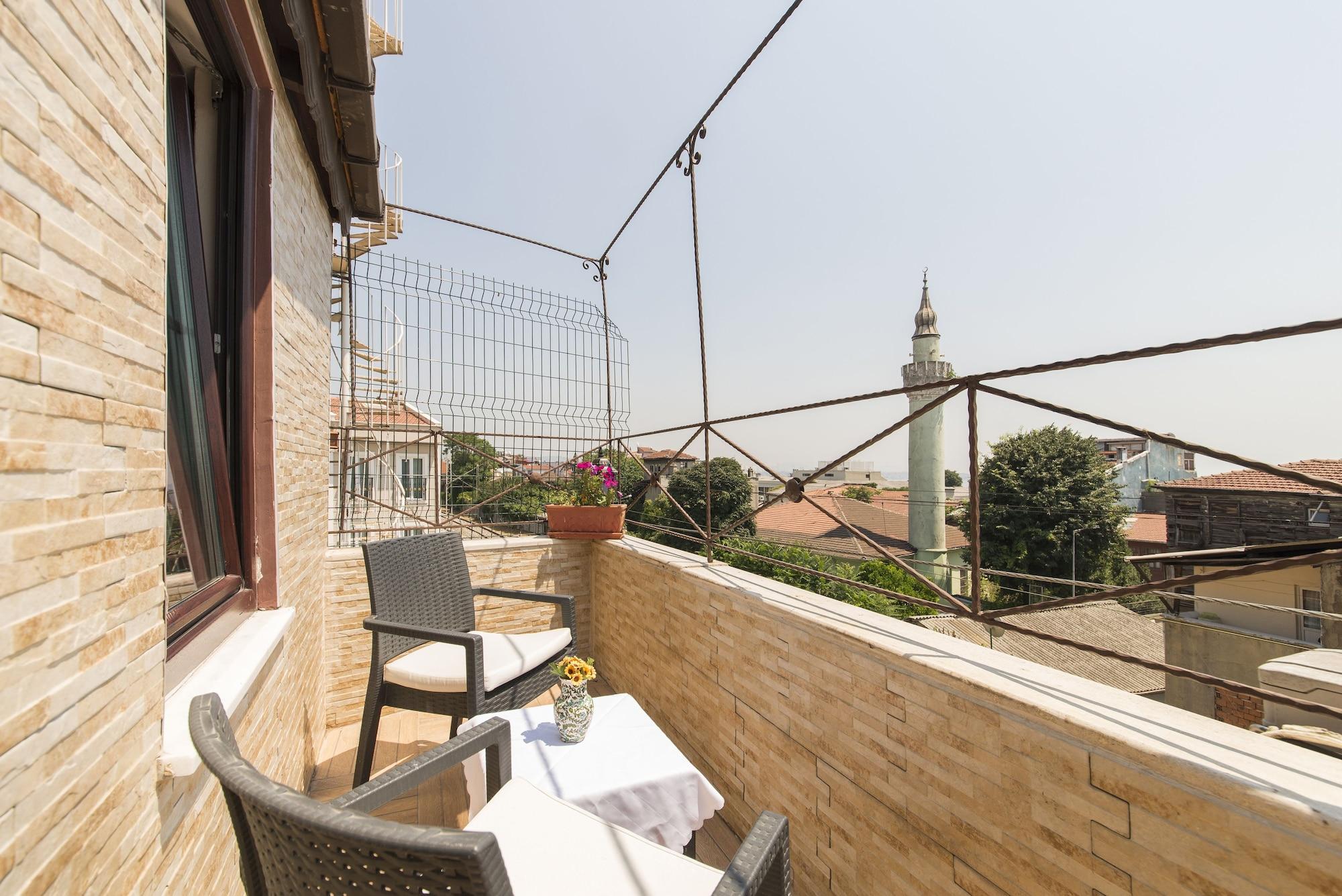 Naz Wooden House Inn Истанбул Екстериор снимка