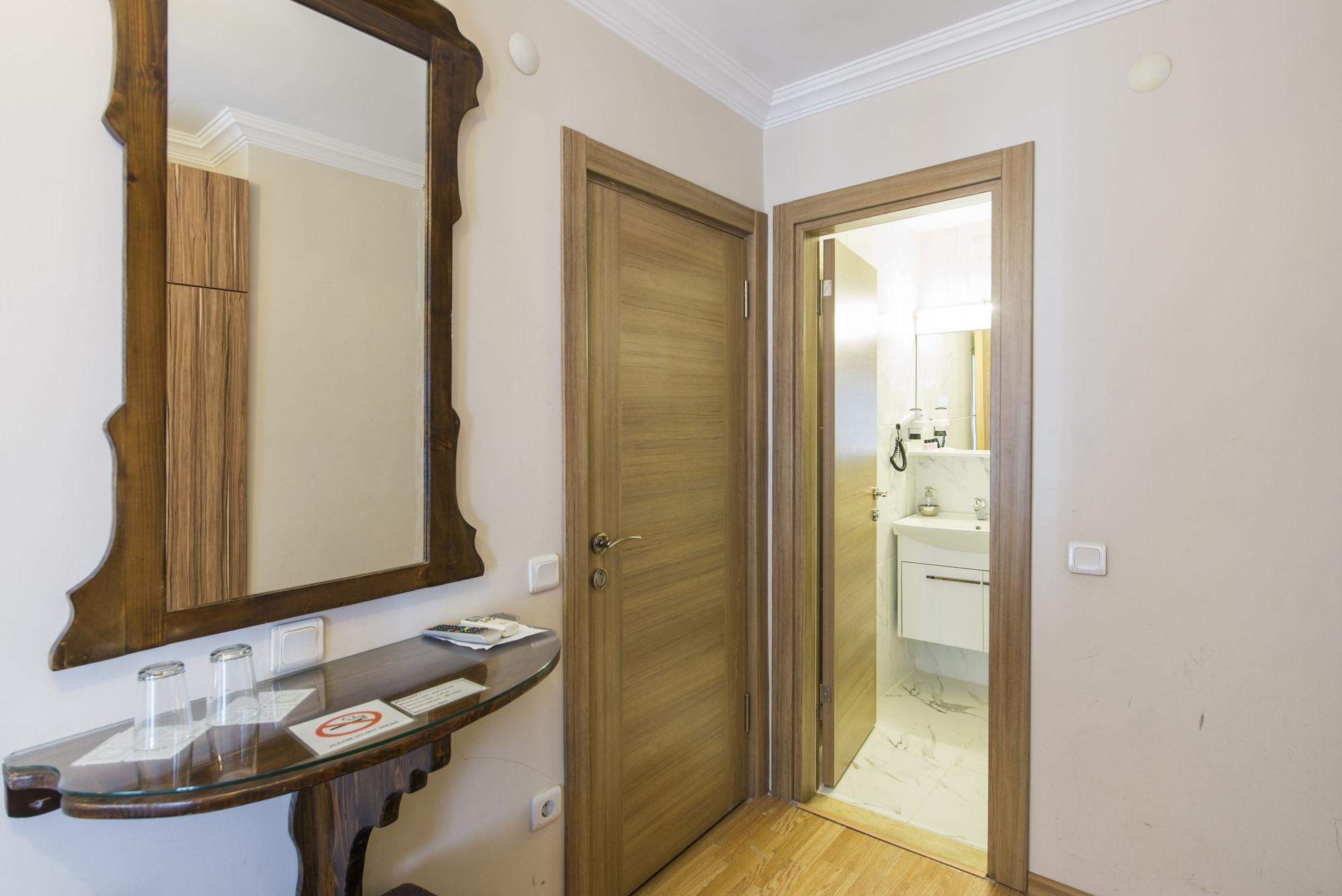 Naz Wooden House Inn Истанбул Екстериор снимка