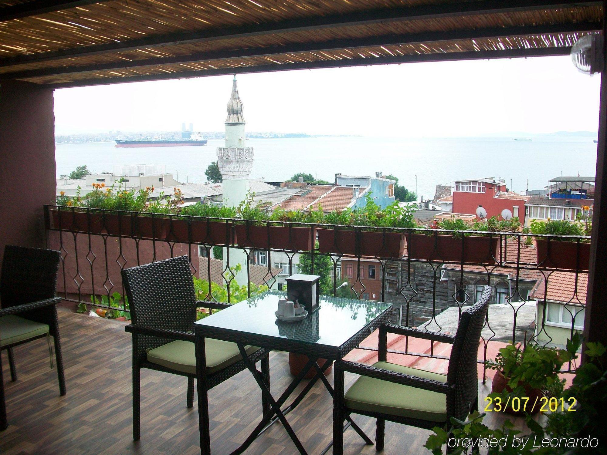 Naz Wooden House Inn Истанбул Екстериор снимка